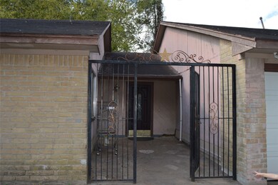 8715 Saratoga Forest Dr, Houston, TX 77088 - photo 2