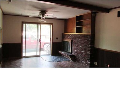 Bamily room with fireplace