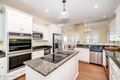 Large kitchen w/ island