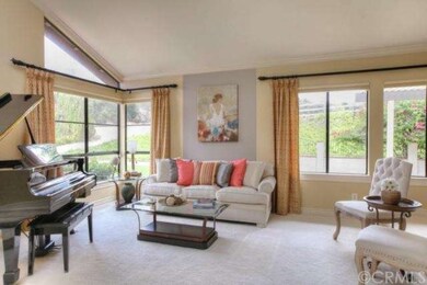 Light and bright living room with vaulted ceiling 