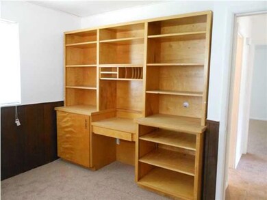 Nice bookshelf in guest bedroom...