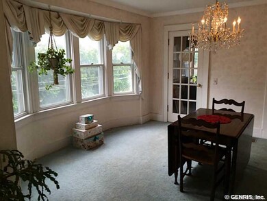 Dining Room. Bow window.