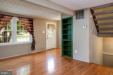 8659 Hickory Ridge Ct, Springfield, VA 22153 - photo 3