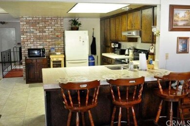 NICE OPEN KITHEN WITH BREAKFAST BAR
