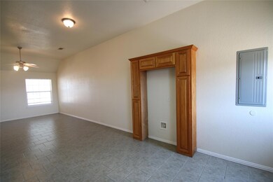 417 N Blue Jay Ct unit 419, Weatherford, TX 76088 - photo 4