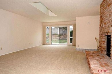 Spacious family room with bricked fireplace, skyli