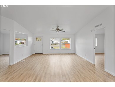 Living Room/Entrance