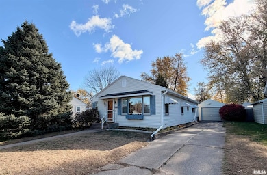 1043 14th Ave S, Clinton, IA 52732 - photo 2