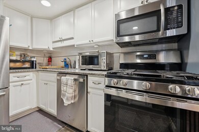 275 Old Forge Crossing unit 275, Devon, PA 19333 - photo 3