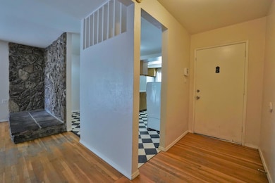 2306 S Encina St Visalia 06 Entryway 1 S