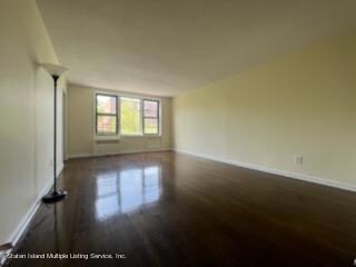 (5) LIVING ROOM