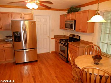 Kitchen - Eat-in kitchen with stainless appliances