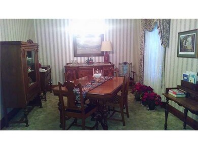 Dining Room. Nice size dining room for family dinn
