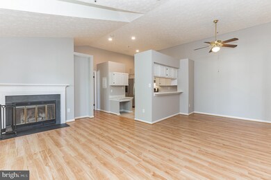 12205 Saint Peter Ct unit L, Germantown, MD 20874 - photo 4