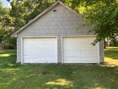 314 N Dyckman St, Paw Paw, MI 49079 - photo 3