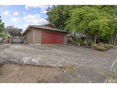 109 E Pinehurst Dr, Newberg, OR 97132 - photo 2