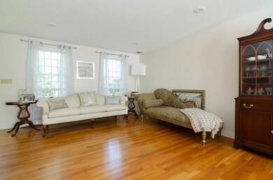 001-photo-living-room-7048851