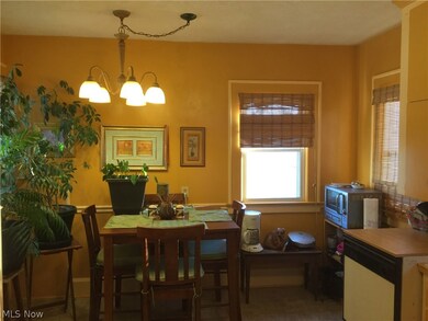 Very Nice and Cheery Eat-In-Kitchen!