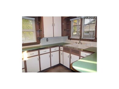 Lower Unit freshly painted Kitchen w/lots of count