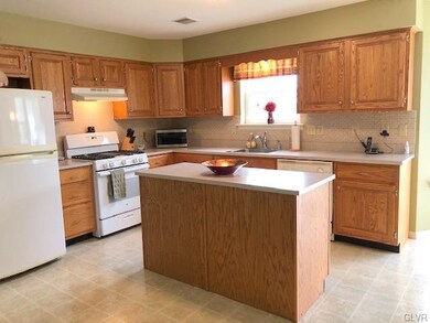 7127 Hearth Ln, Macungie, PA 18062 - photo 6