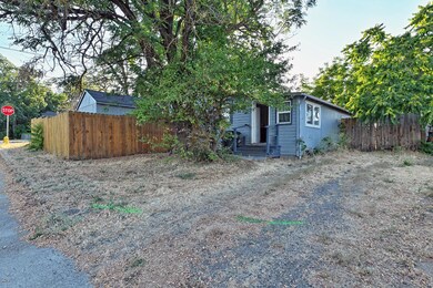 114 N 8th St, Central Point, OR 97502 - photo 2