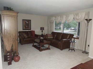 211 Magnolia Dr, Crown Point, IN 46307 - photo 3