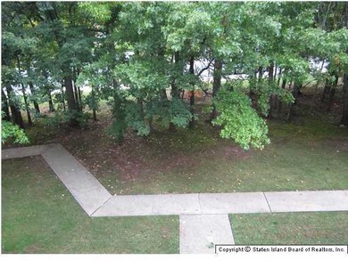 19 Donna Ct unit 8, Staten Island, NY 10314 - photo 2