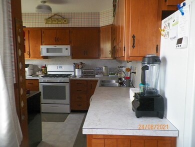 31 Pinard Ave, Fitchburg, MA 01420 - photo 4