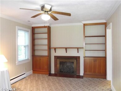 Den/Family/Great Room - Cozy family room with buil