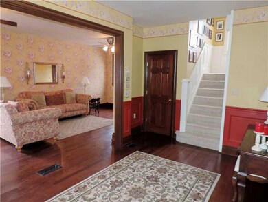 Entry/Foyer.