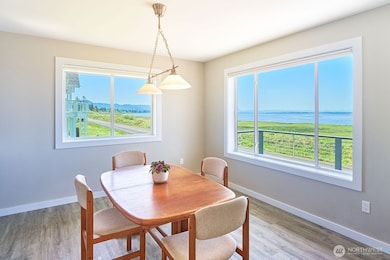 Dining area with SE views towards Saddle Mountain and the Megler Bridge.