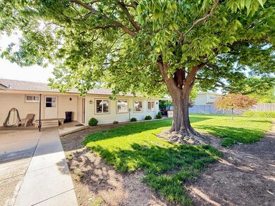 719 N Sullivan St, Ulysses, KS 67880 - photo 2