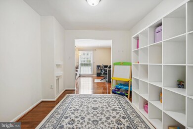 7934 Bethelen Woods Ln, Springfield, VA 22153 - photo 5