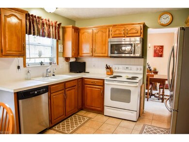 Fully applianced kitchen!