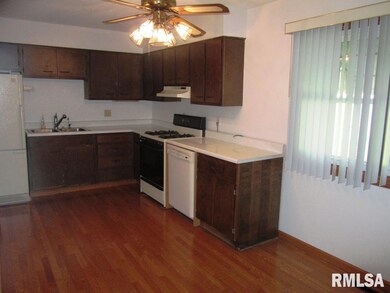 5506 Davie St, Davenport, IA 52806 - photo 2