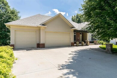 842' 3 CAR GARAGE