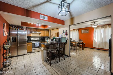 Kitchen w/ Breakfast Bar