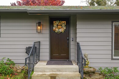 1051 NE Pepperwood Dr, Grants Pass, OR 97526 - photo 2