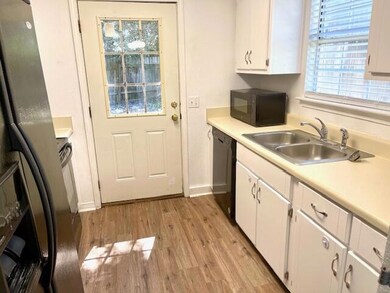Lola Kitchen