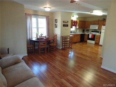 Eat-in area separating the living room and kitchen