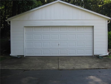 Detached 2 1/2 car garage