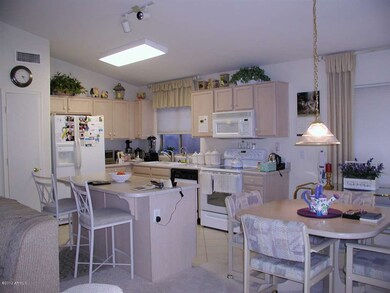Kitchen & Breakfast Bar