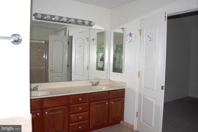 9990 Cyrandall Dr, Oakton, VA 22124 - photo 4