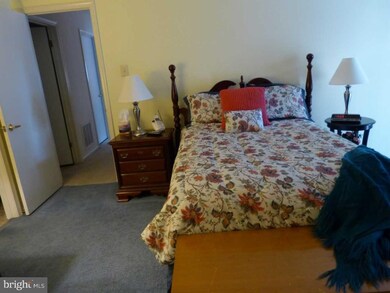 138 Pamela Ct unit 704, Levittown, PA 19057 - photo 6