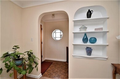 Foyer entry w window detail and built in display shelf