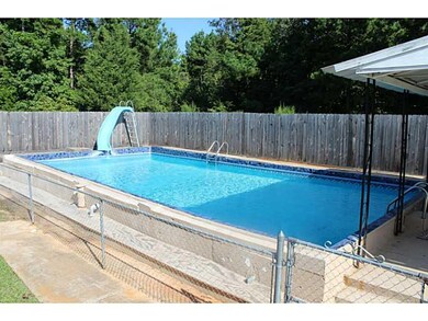Pool. HUGE 20 X 40 INGROUND SALTWATER CONCRETE POO