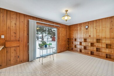 21-5901-W-Willow-Hwy-WindowStill-Real-Es