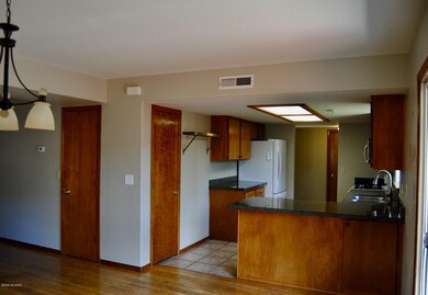 Dining area to kitchen