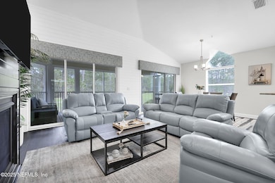 10-web-or-mls-335 N Shore_010