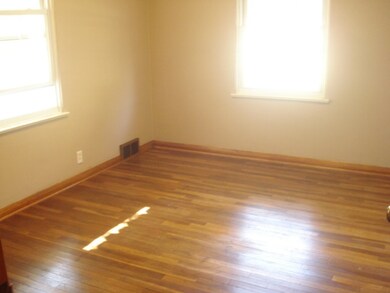 Bedroom w/ wood floors